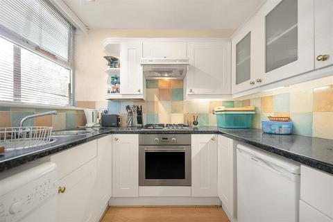 1 bedroom flat for sale, Churchill Gardens, SW1V