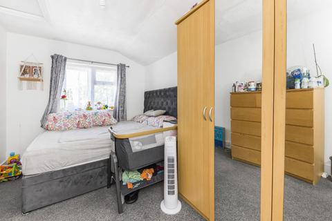 2 bedroom flat for sale, Braemar Road, London, E13