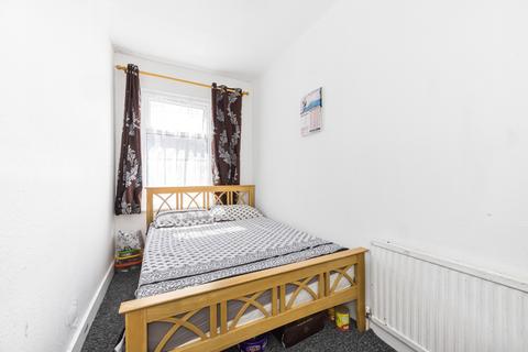 2 bedroom flat for sale, Braemar Road, London, E13