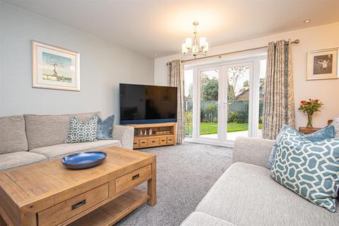 6 Orchid Close, Uttoxeter, ST14 7SY