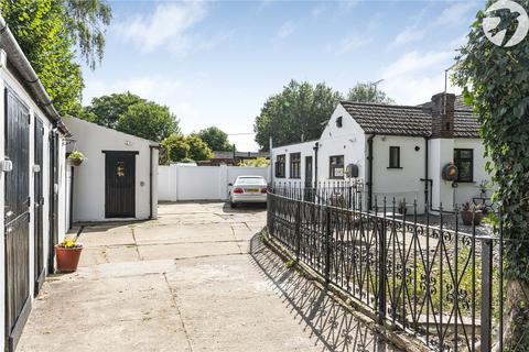 2 bedroom bungalow for sale, Heathwood Gardens, Swanley, Kent, BR8