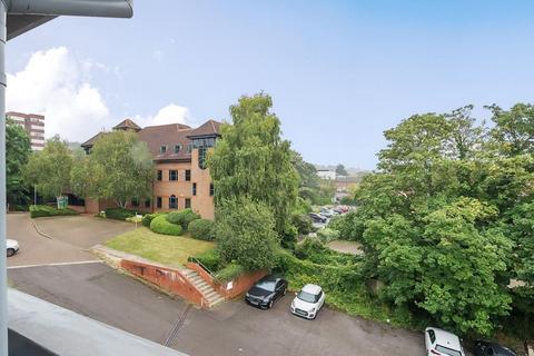 2 bedroom flat for sale, High Wycombe,  Train station,  Buckinghamshire,  HP11