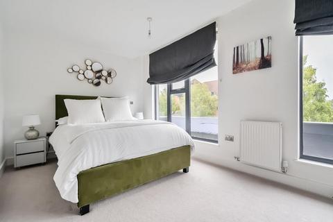 2 bedroom flat for sale, High Wycombe,  Train station,  Buckinghamshire,  HP11