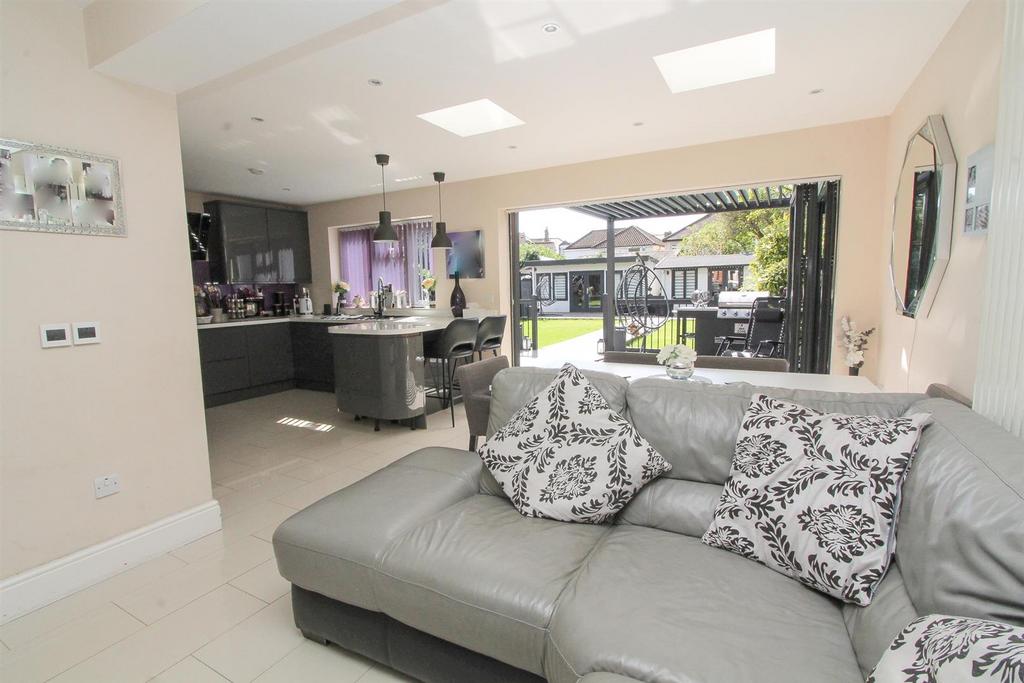 Family room b.jpg