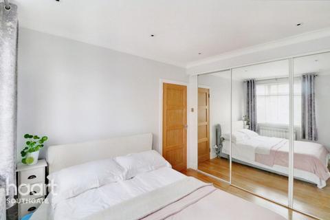 2 bedroom apartment for sale, Priory Close, London