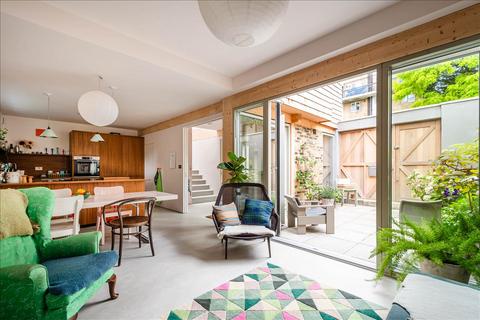 85c Forest Road, London, E8 3BT