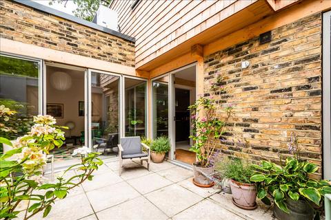 85c Forest Road, London, E8 3BT