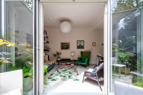 85c Forest Road, London, E8 3BT