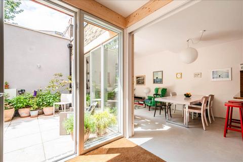 85c Forest Road, London, E8 3BT
