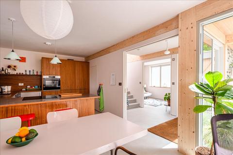 85c Forest Road, London, E8 3BT