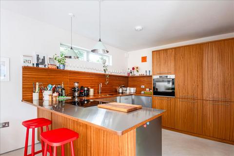 85c Forest Road, London, E8 3BT