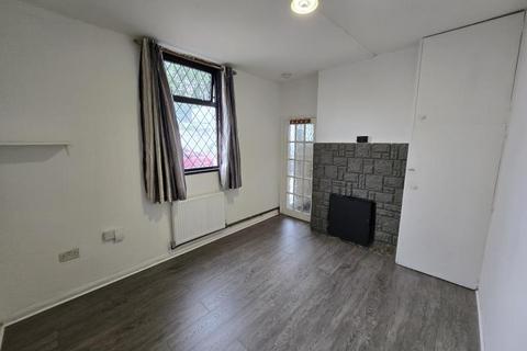 Studio to rent, Sutherland Road, Edmonton, N9