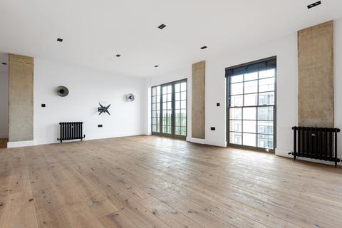 2 bedroom penthouse to rent, Heaton Road London SE15