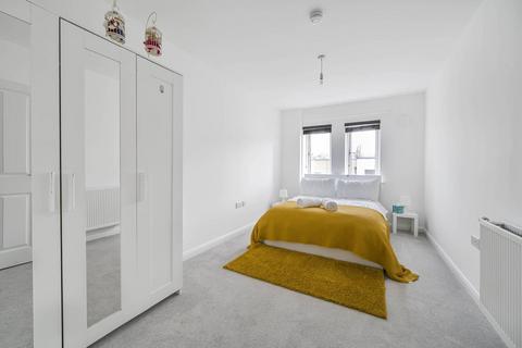 3 bedroom flat for sale, Thornbury Way, Walthamstow, London, E17