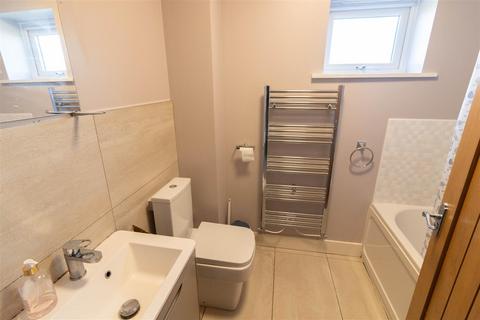 3 bedroom end of terrace house to rent, The Staithes, Gateshead NE8