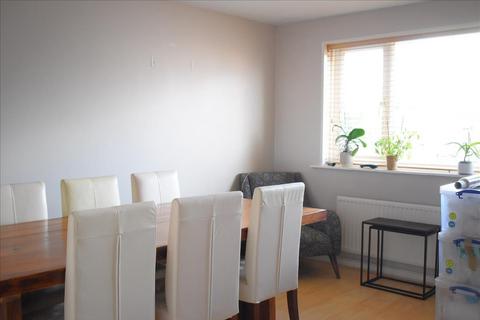 2 bedroom flat to rent, Peninsular Close, Feltham, Middlesex, TW14