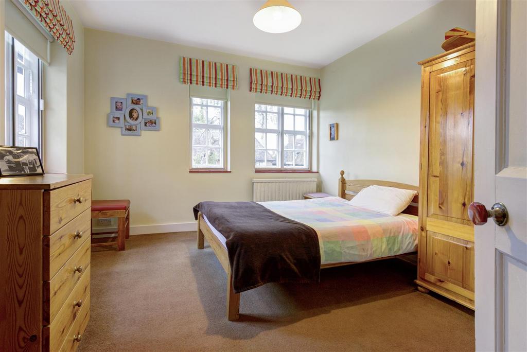 D0274 52 meadway bed2.jpg