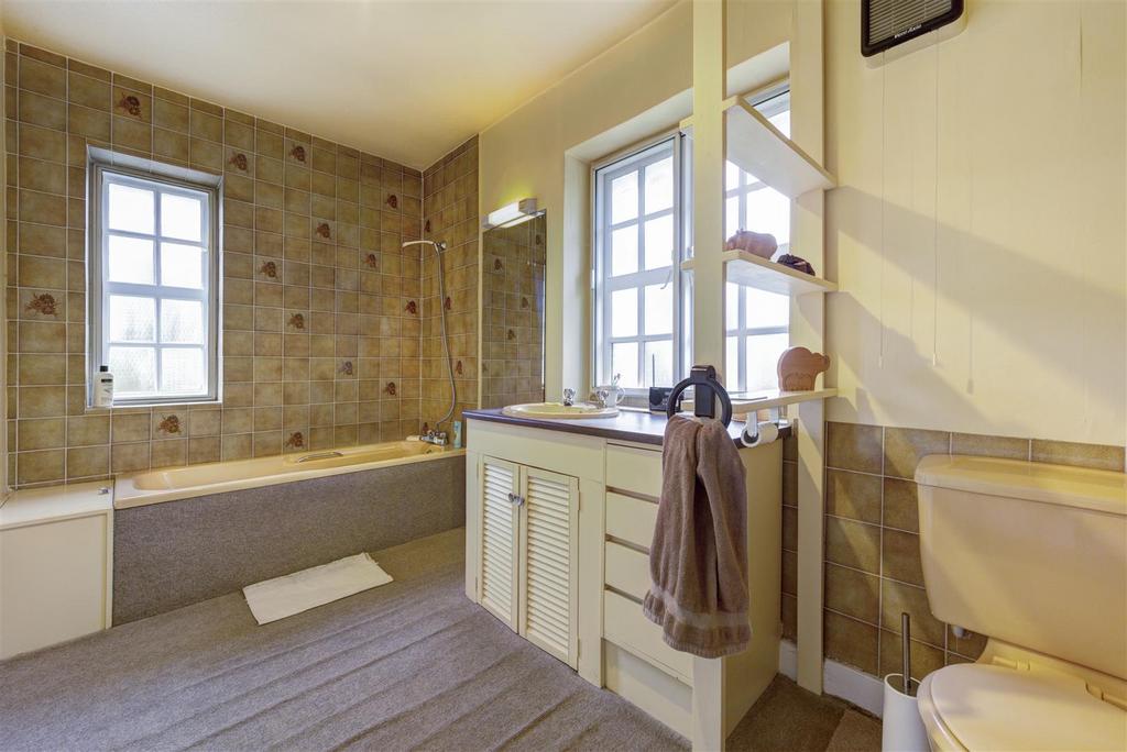 D0274 52 meadway bath2.jpg