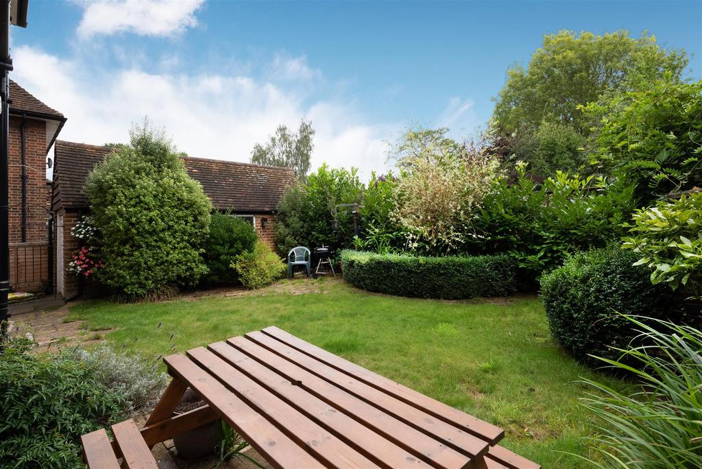 D0274 52 meadway gdn.jpg
