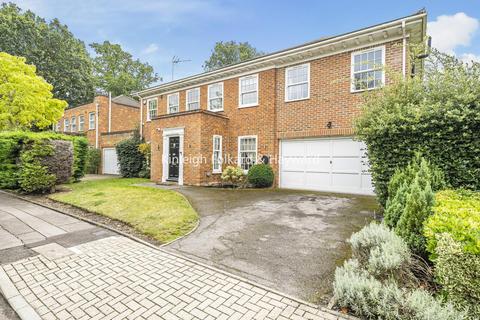 2 Dickens Drive, Chislehurst, BR7 6RU