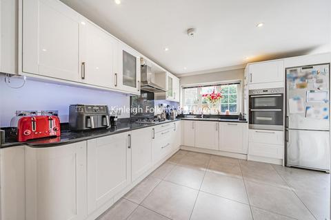 2 Dickens Drive, Chislehurst, BR7 6RU