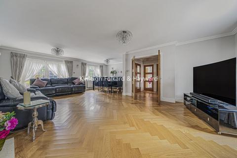 2 Dickens Drive, Chislehurst, BR7 6RU