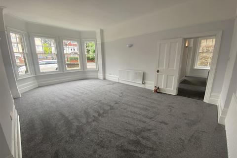 3 bedroom flat to rent, West Park, London SE9