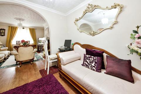 2 Monoux Grove, London, E17 5BS