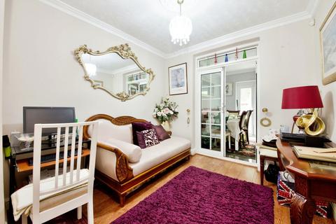 2 Monoux Grove, London, E17 5BS