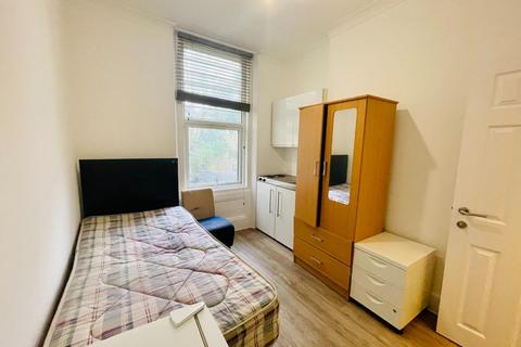 Studio to rent, The Avenue, West Ealing W13