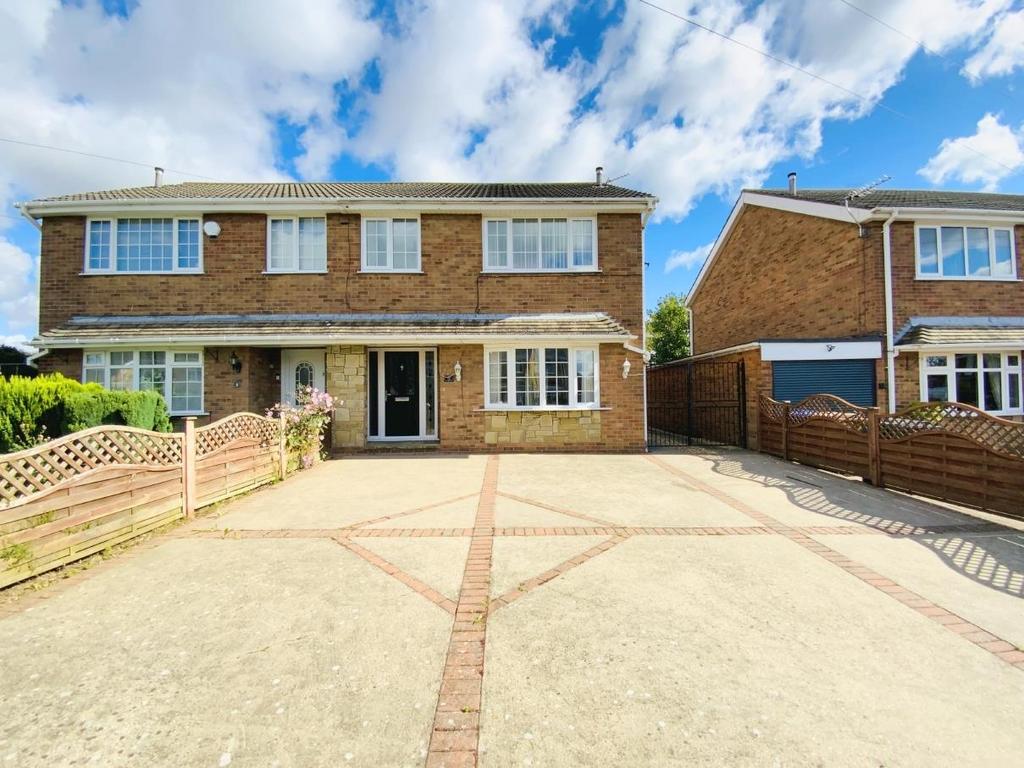 Sanctuary Way, Grimsby 3 bed semidetached house for sale £200,000
