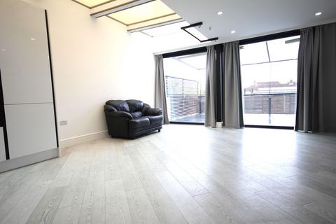 6 bedroom semi-detached house to rent, New North Road, Ilford