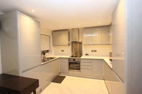 3 bedroom apartment to rent, Montagu Gardens, Wallington SM6