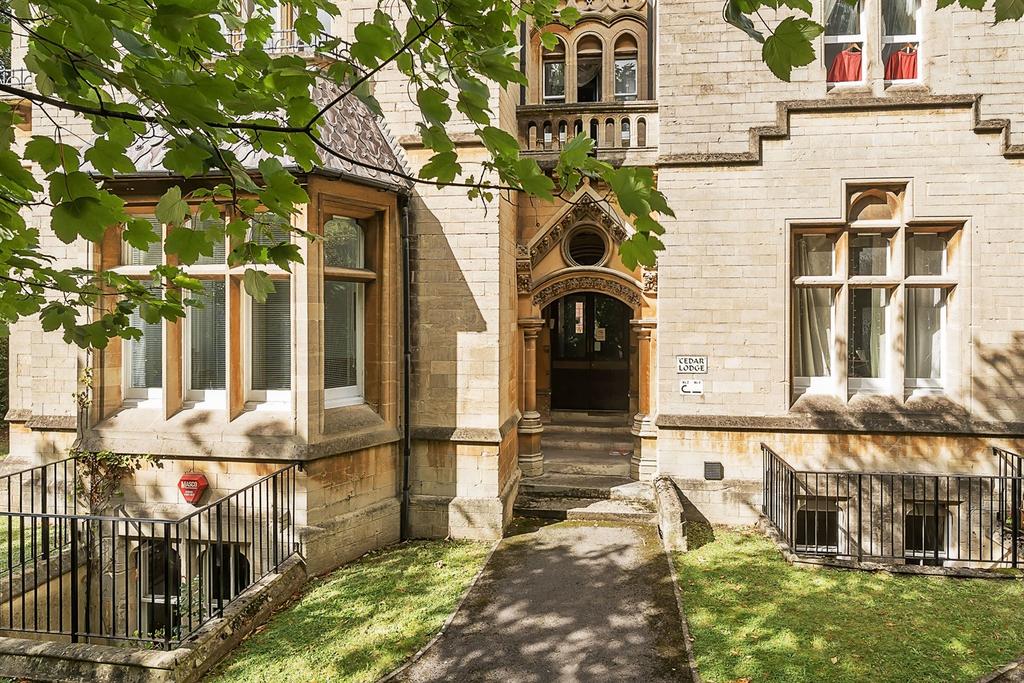 Bath Road, Reading, RG1 2 bed apartment - £1,600 pcm (£369 pw)