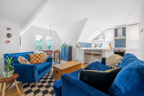 15c Raleigh Gardens, London, SW2 1AD