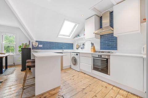 15c Raleigh Gardens, London, SW2 1AD