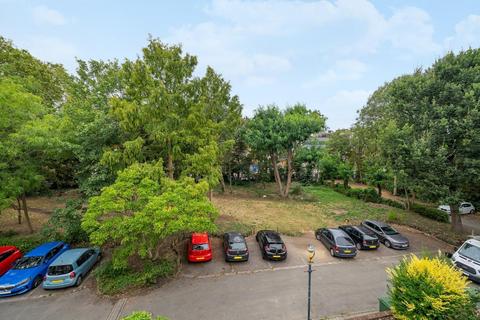 15c Raleigh Gardens, London, SW2 1AD