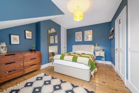 15c Raleigh Gardens, London, SW2 1AD