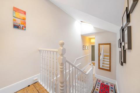 15c Raleigh Gardens, London, SW2 1AD