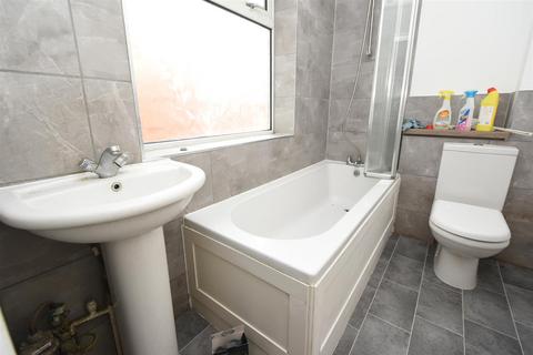 2 bedroom bungalow for sale, Gafzelle Drive, Canvey Island SS8