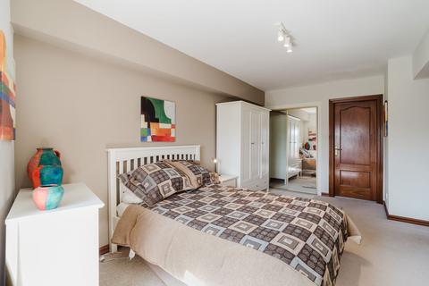 17/26 Johns Place, Edinburgh, EH6 7EN
