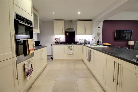 4 bedroom detached house to rent, Barefoot Close, Tilehurst, Reading, RG31