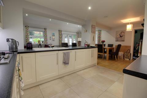 4 bedroom detached house to rent, Barefoot Close, Tilehurst, Reading, RG31