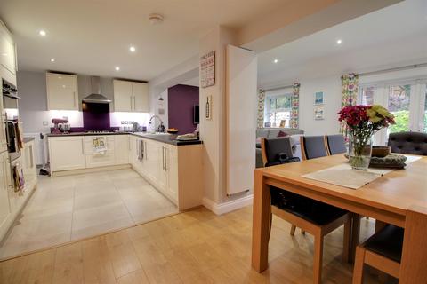 4 bedroom detached house to rent, Barefoot Close, Tilehurst, Reading, RG31