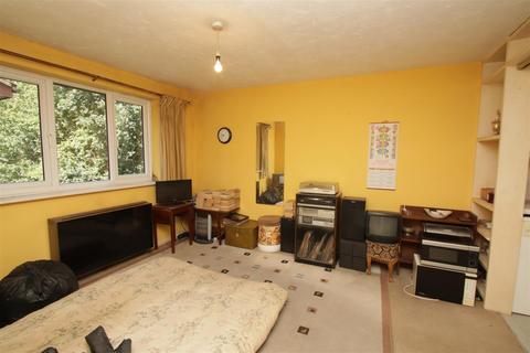 Studio for sale, Greenway Close, New Southgate, N11