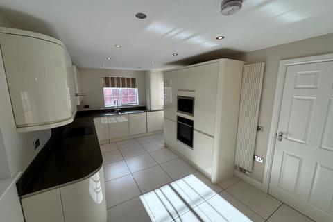 4 bedroom detached house to rent, High Street, Astwood Bank, Redditch, B96 6DB