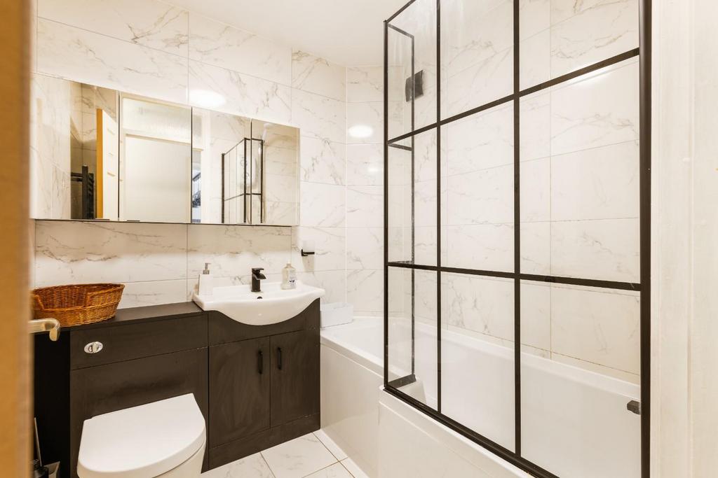 Bathroom 1.jpg