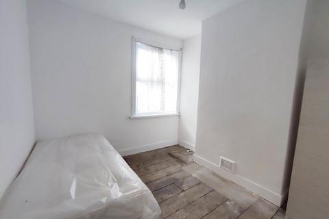 1 bedroom flat for sale, Fifth Avenue, London, London, E12 6DA