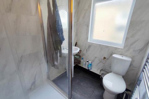 1 bedroom flat for sale, Fifth Avenue, London, London, E12 6DA