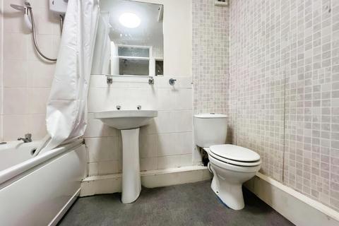 1 bedroom flat for sale, Barron Meadow, Leigh